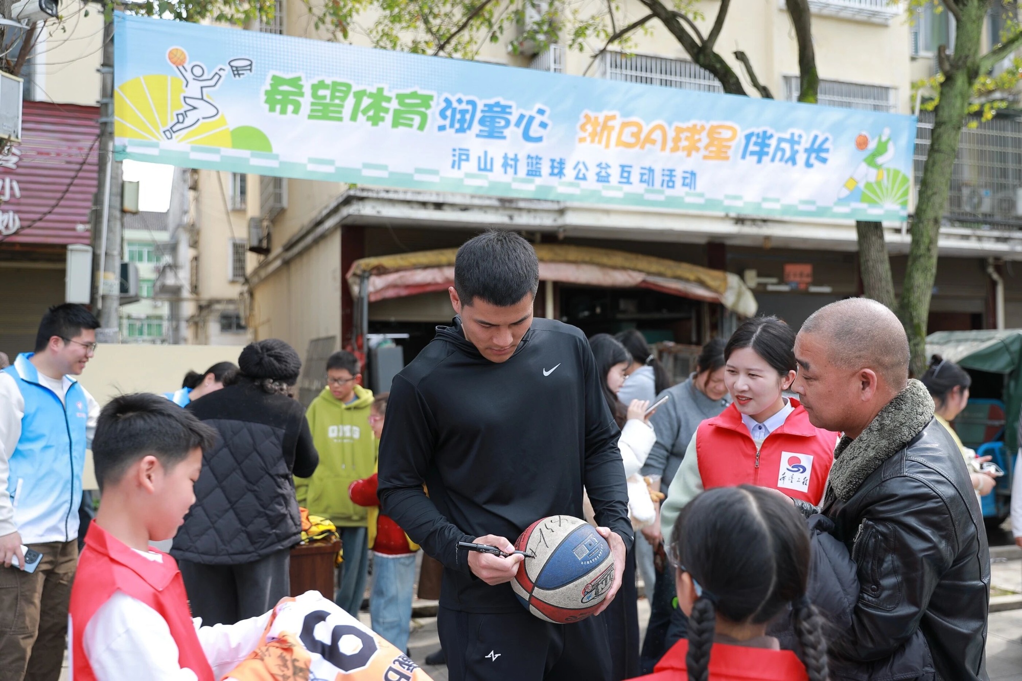 浙江“希望体育角”点燃乡村少年“篮球火”(图2) 浙江“希望体育角”点燃乡村少年“篮球火”(图2)